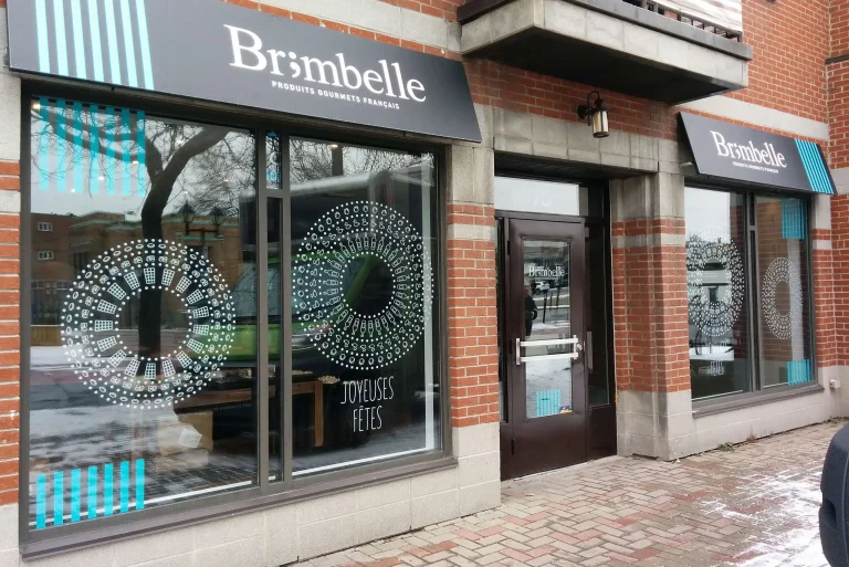 Vitrine de commerce habillée de vinyle imprimé et de film givré
